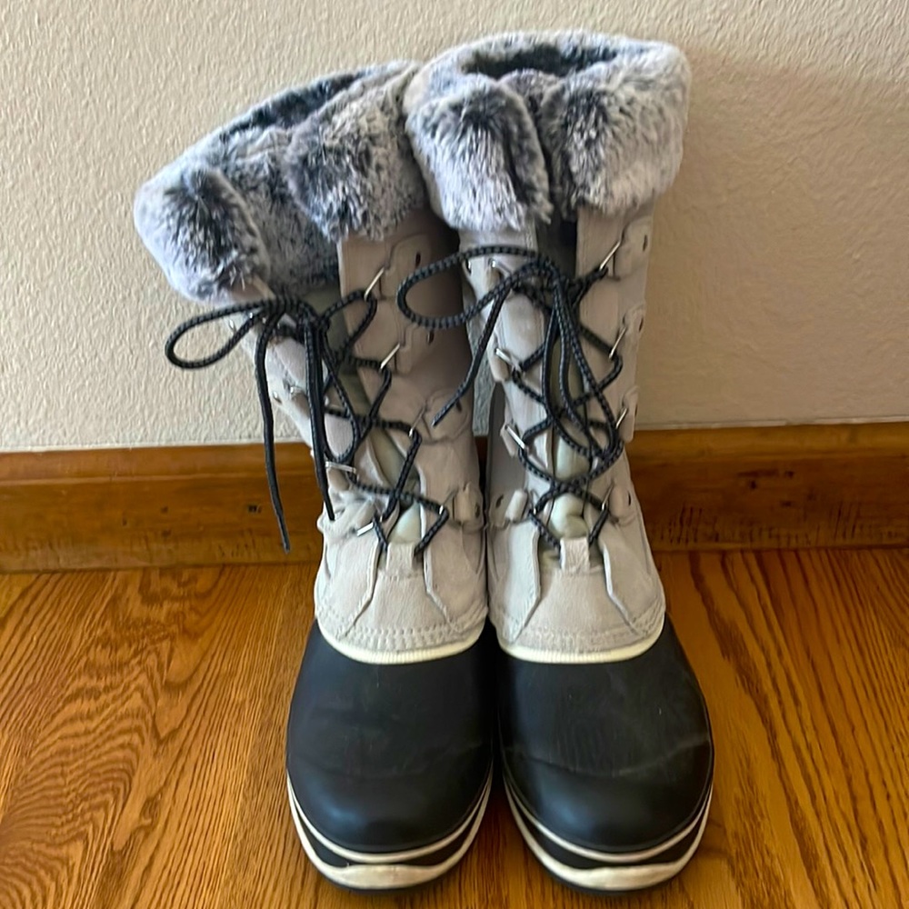 Khombu snow boots with faux fur trim, size 8.